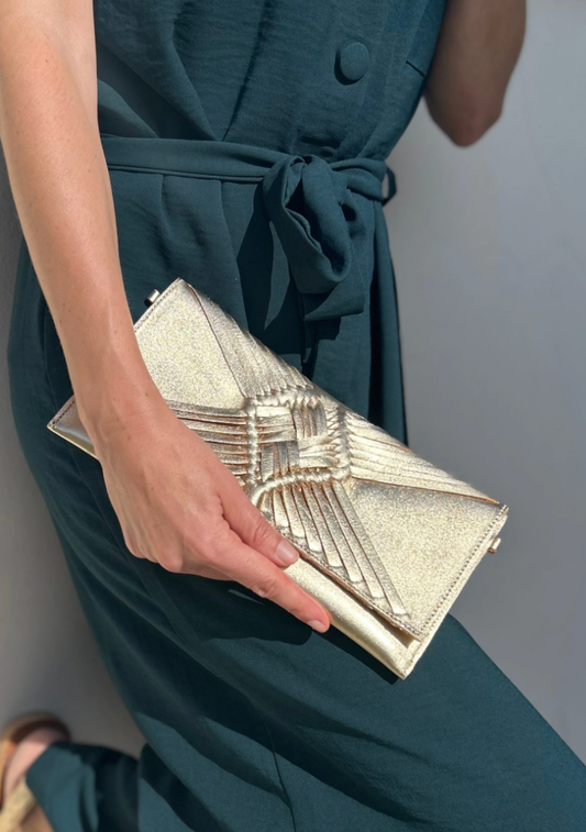 Pochette en cuir doré : 5 bonnes raisons de succomber à cet accessoire qui change tout