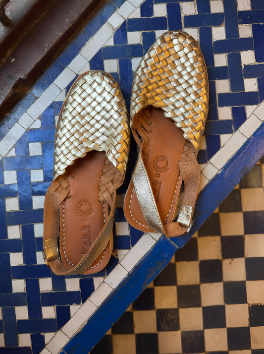 Comment porter ses sandales en cuir doré en 2026 ?