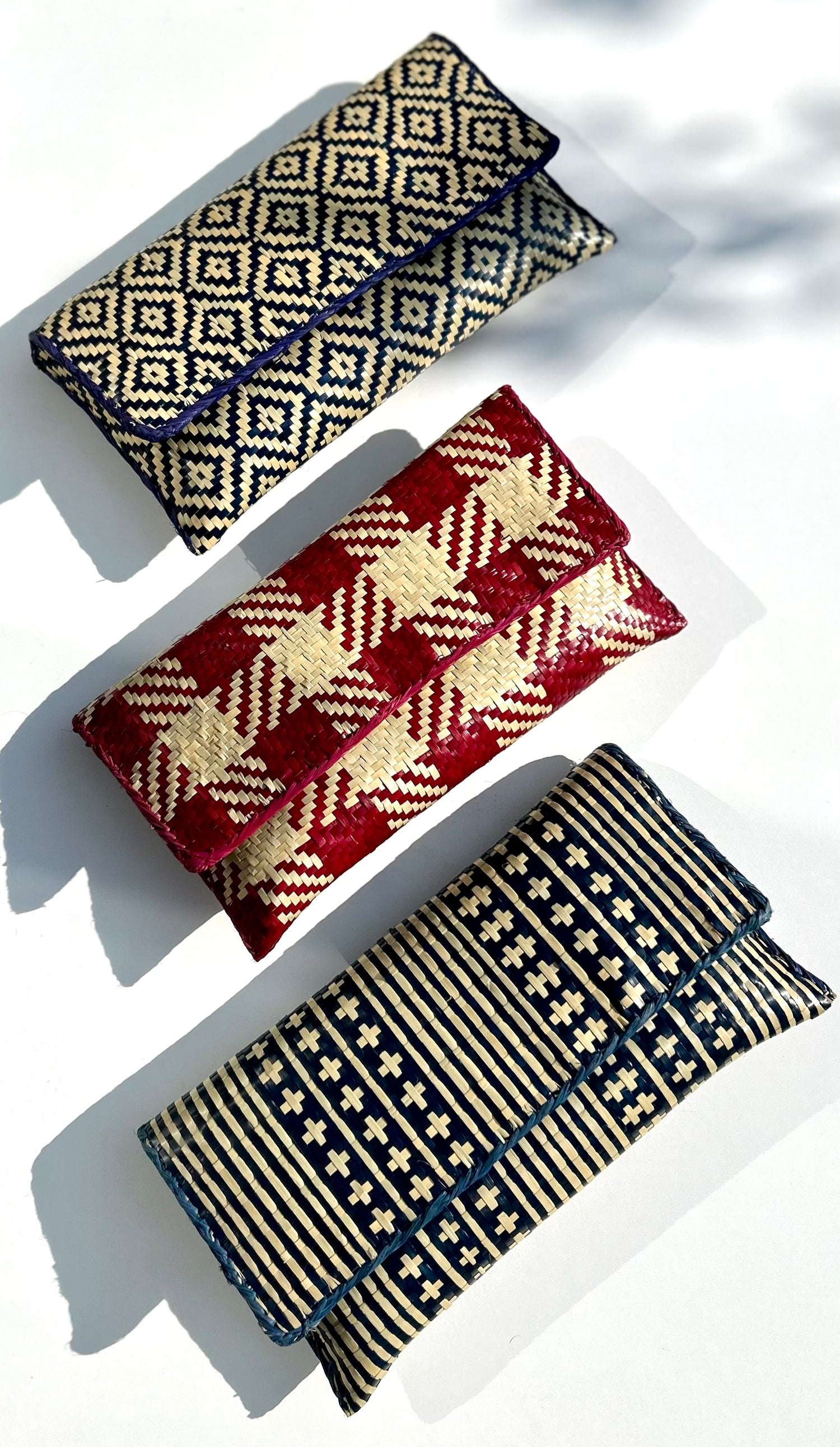 Pochettes de soirée - mariage  Notre&nbsp;pochette&nbsp;raphia&nbsp;incontournable pour un évènement particulier (mariage,&nbsp;cérémonie). Un&nbsp;accessoire&nbsp;de mode raffiné,&nbsp;écologique&nbsp;mettant en lumière l'artisanat de Madagascar.